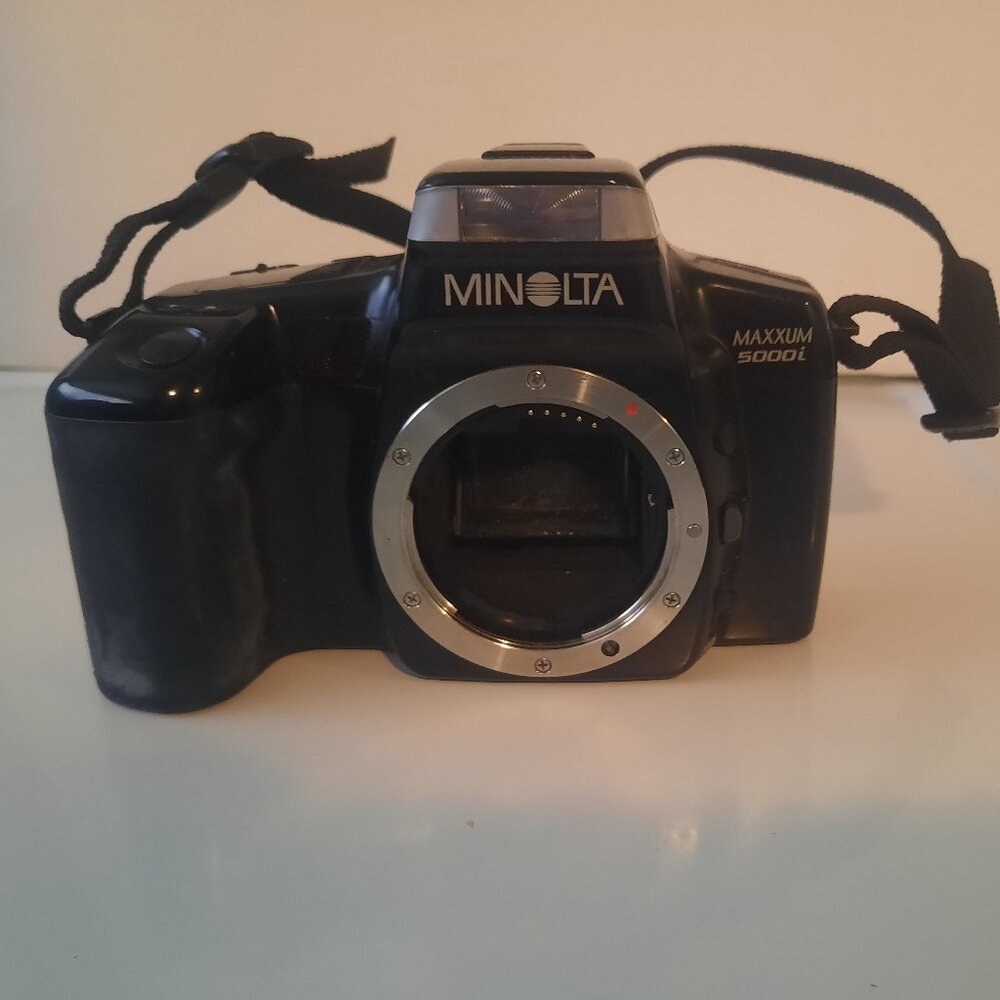 Minolta Maxxum 5000i Manual Camera Body (Lens Not Included)